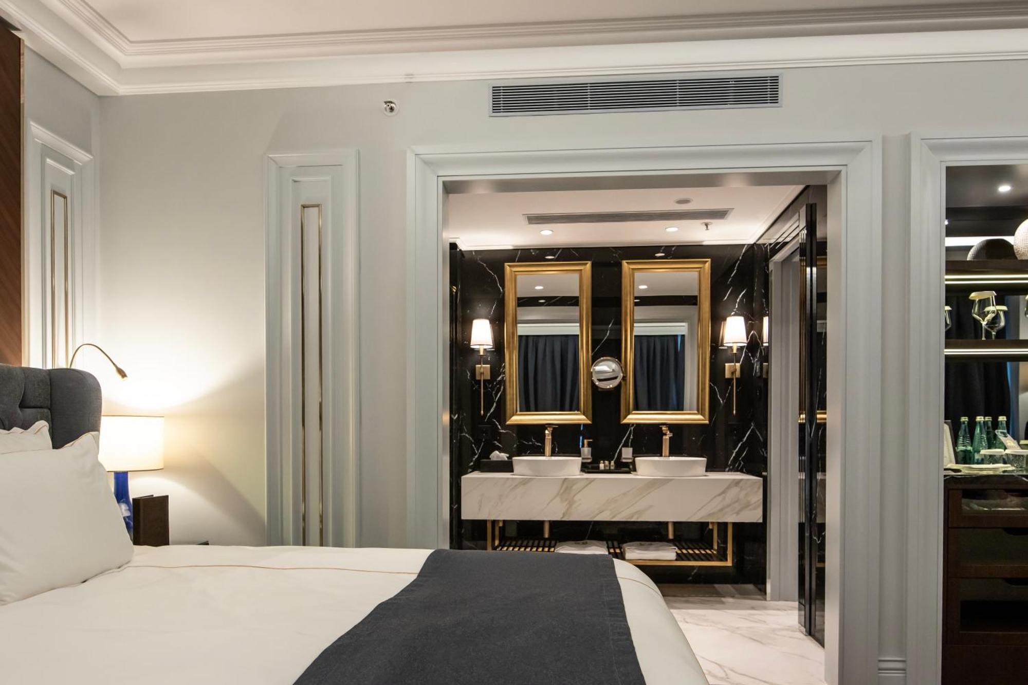Xheko Imperial Luxury Hotel & Spa Тирана Екстер'єр фото A suite at the hotel