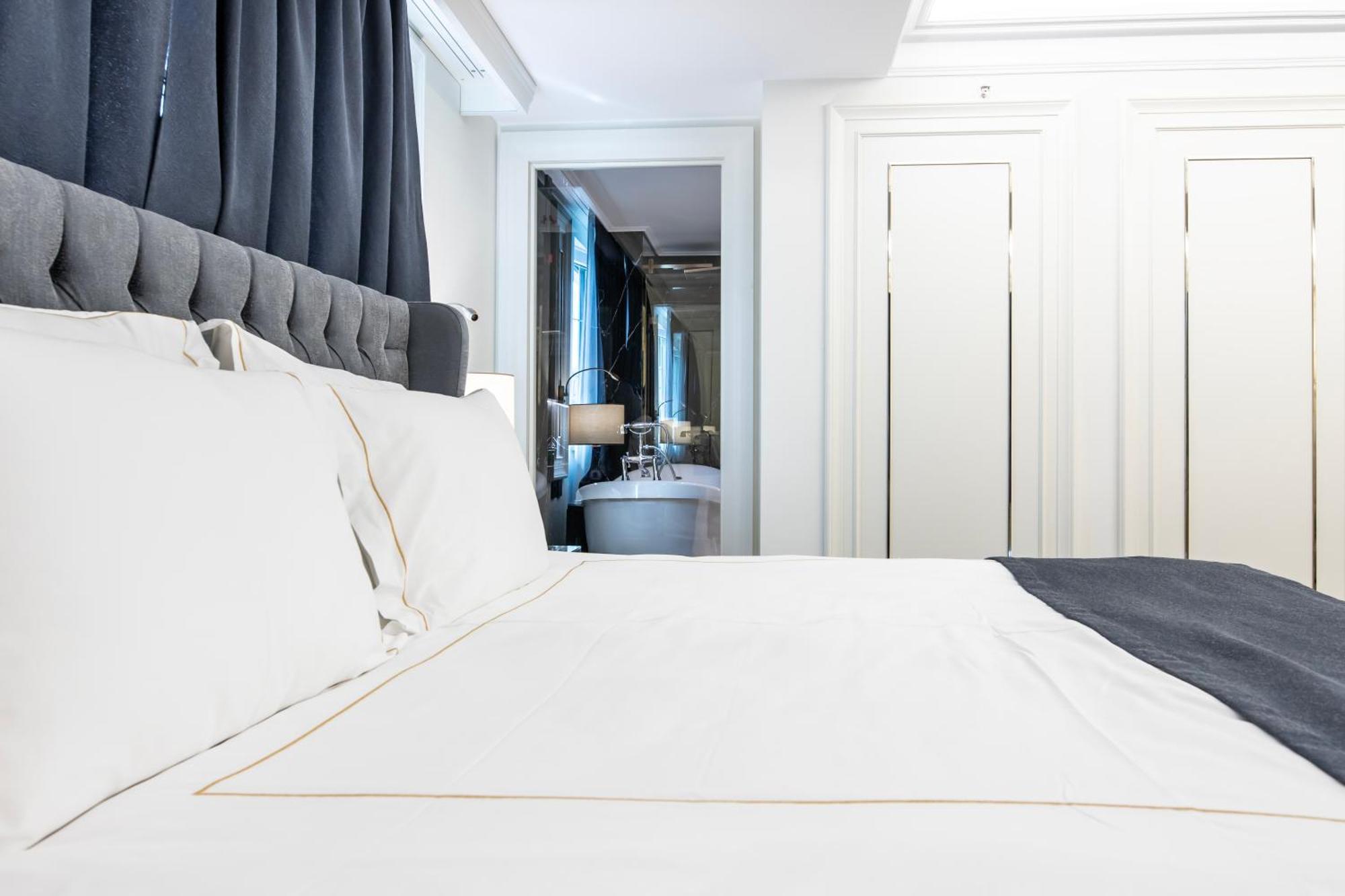 Xheko Imperial Luxury Hotel & Spa Тирана Екстер'єр фото A bedroom at the hotel