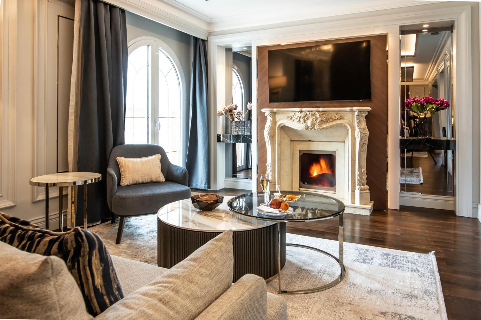 Xheko Imperial Luxury Hotel & Spa Тирана Екстер'єр фото The living room of a suite at the Mandarin Oriental, Paris