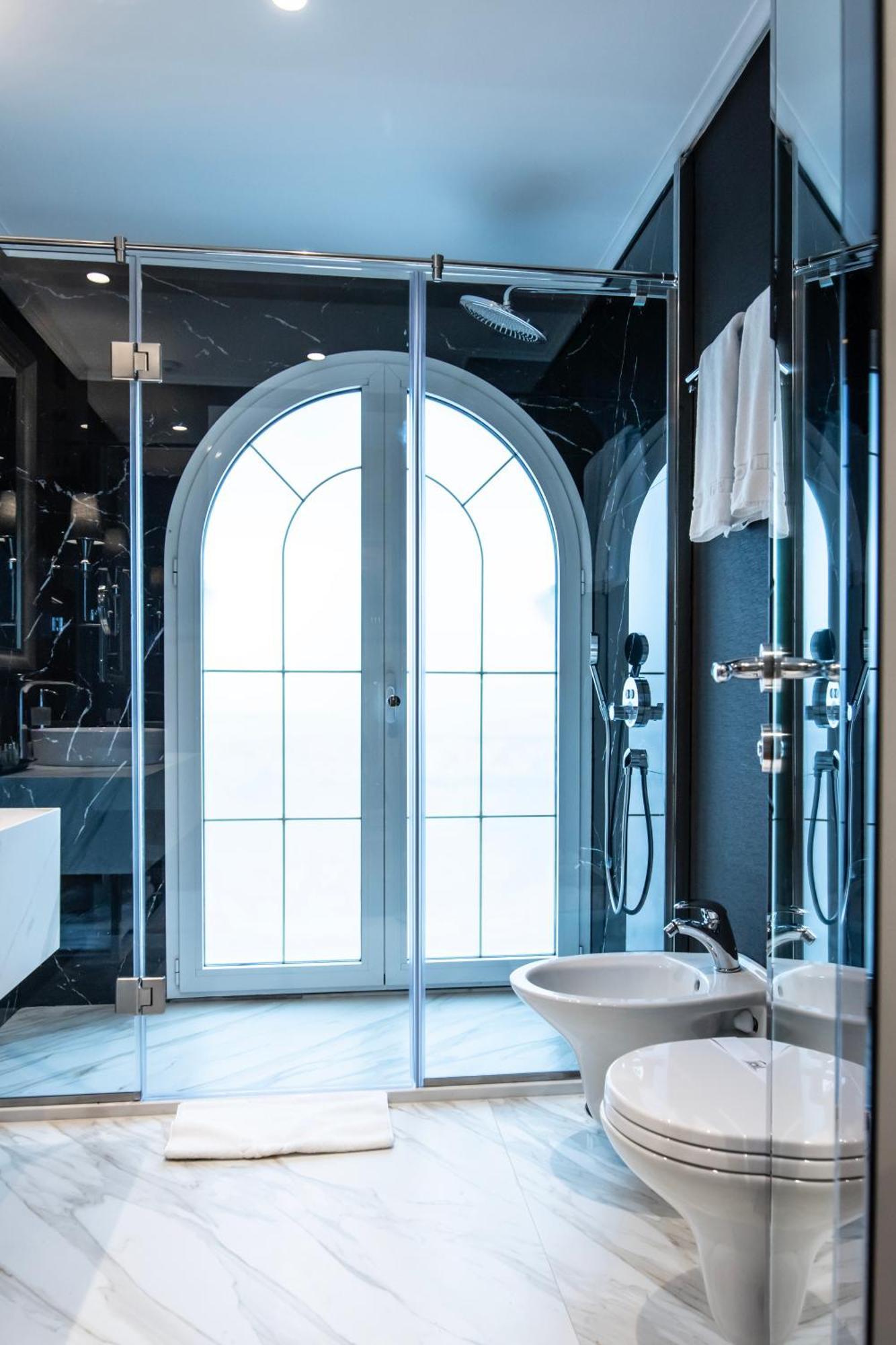 Xheko Imperial Luxury Hotel & Spa Тирана Екстер'єр фото A modern bathroom