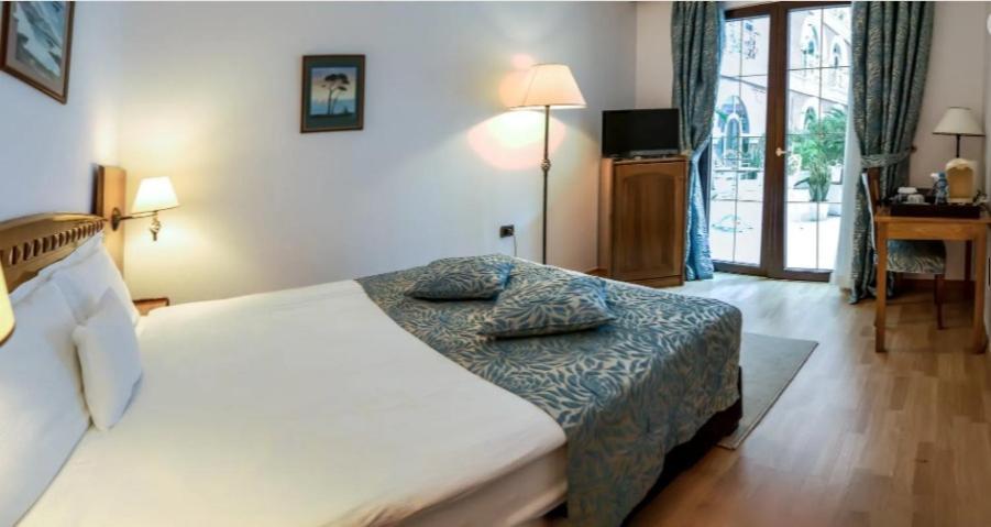 Xheko Imperial Luxury Hotel & Spa Тирана Екстер'єр фото A room at the hotel